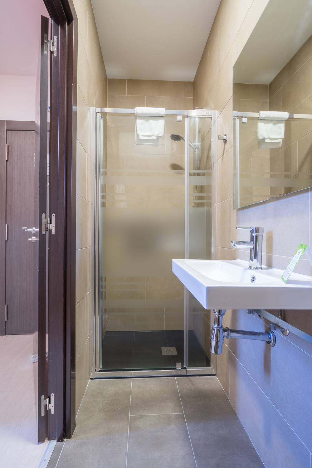 Studio for 4 adults — bathroom