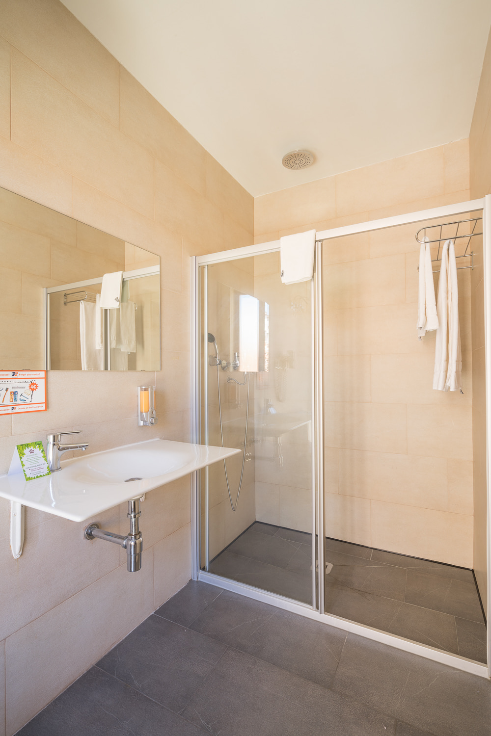 Studio for 2 adults — bathroom