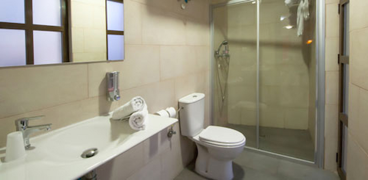 Studio for 3 adults — bathroom